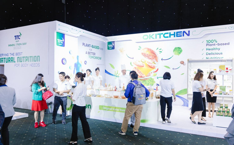 Gian hàng Okitchen trưng bày và giới thiệu các thực phẩm Plant-based do TTC AgriS nghiên cứu phát triển thu hút nhiều khách tham quan tại sự kiện.