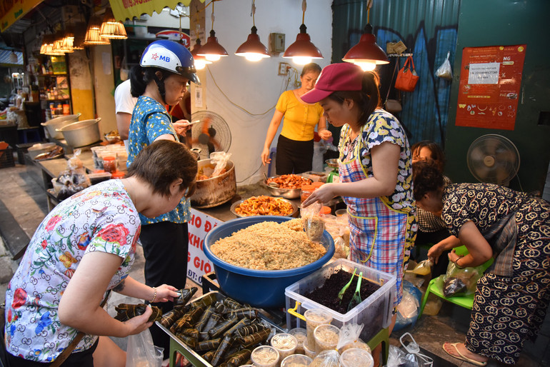 Việc mua bán tại chợ Hàng Bè đã diễn ra tấp nập từ sớm, người dân tranh thủ mua rượu nếp từ sáng để kịp giờ đi làm.