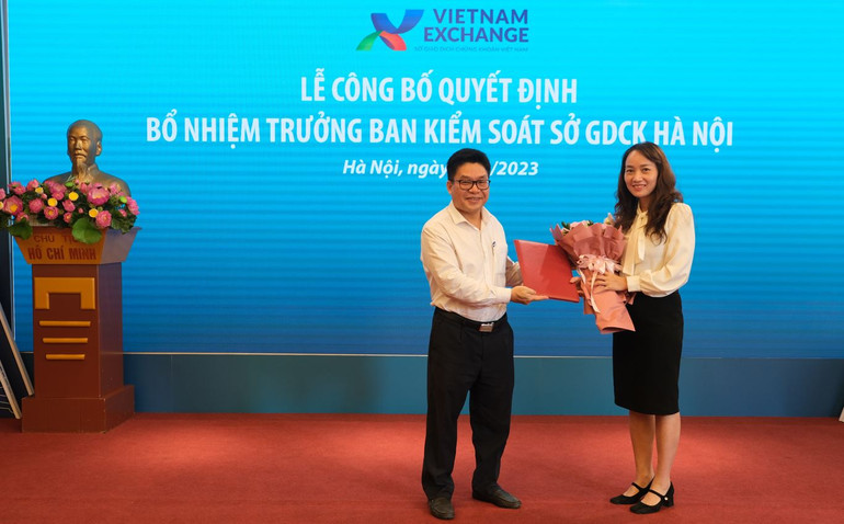 Ông Nguyễn Thành Long, Chủ tịch Hội đồng thành viên Sở Giao dịch chứng khoán Việt Nam đã trao Quyết định bổ nhiệm Trưởng ban kiểm soát Sở Giao dịch chứng khoán Hà Nội cho bà Ngô Thị Lan Hương (phải).