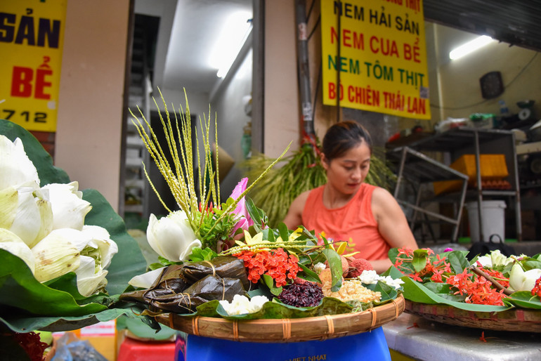 Những cửa hàng bán hoa, đồ trang trí mâm Tết Đoan Ngọ cũng rất đông khách. Đa phần, những mâm hoa quả được khách hàng đặt làm từ trước rồi hôm nay mới đến lấy.