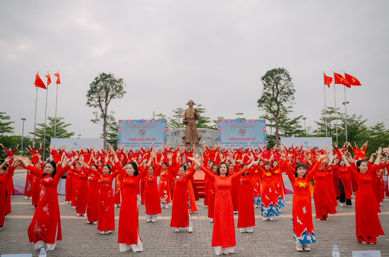 Trên khắp Hà Nội, hơn 50.000 phụ nữ đồng diễn dân vũ chào mừng kỷ niệm 50 năm Ngày giải phóng miền nam, thống nhất đất nước. Trên khắp Hà Nội, hơn 50.000 phụ nữ đồng diễn dân vũ chào mừng kỷ niệm 50 năm Ngày giải phóng miền nam, thống nhất đất nước.
