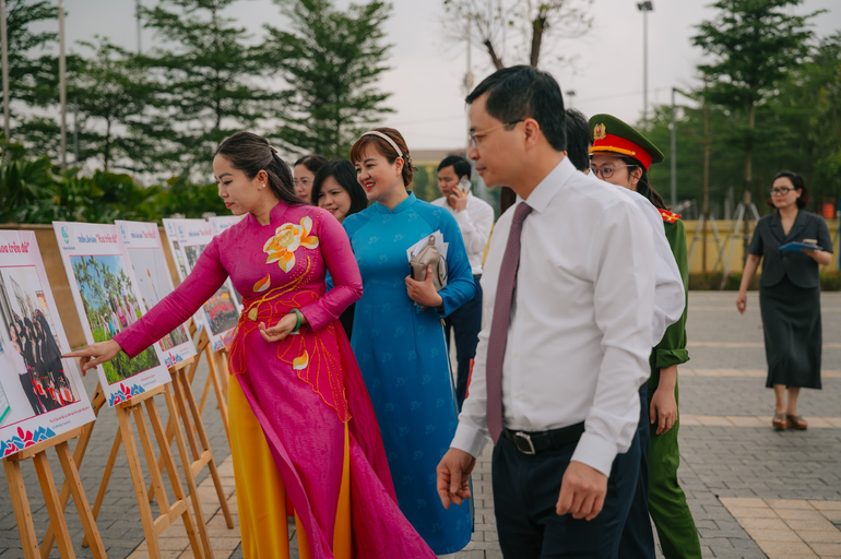 Triển lãm "Hoa trên đá" để lại ấn tượng sâu sắc trong lòng các đại biểu và nhân dân. Triển lãm "Hoa trên đá" để lại ấn tượng sâu sắc trong lòng các đại biểu và nhân dân.