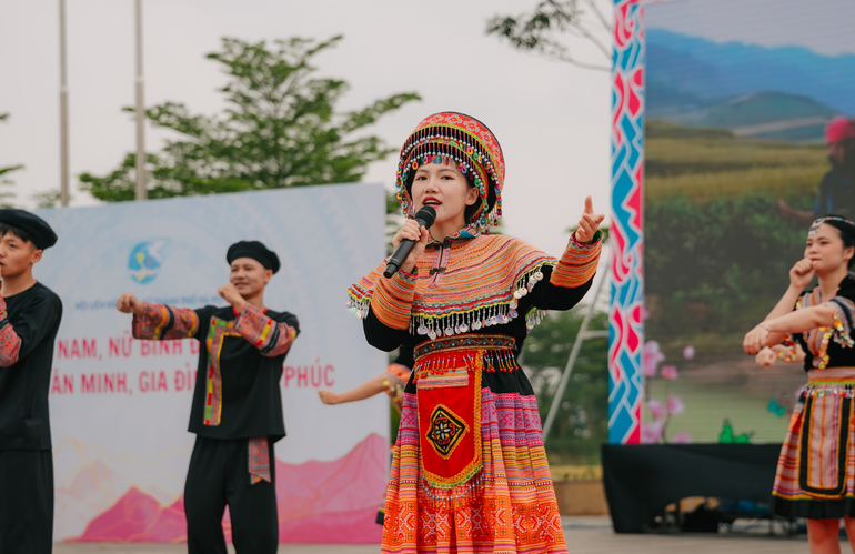 Một tiết mục văn nghệ tại liên hoan. Một tiết mục văn nghệ tại liên hoan.