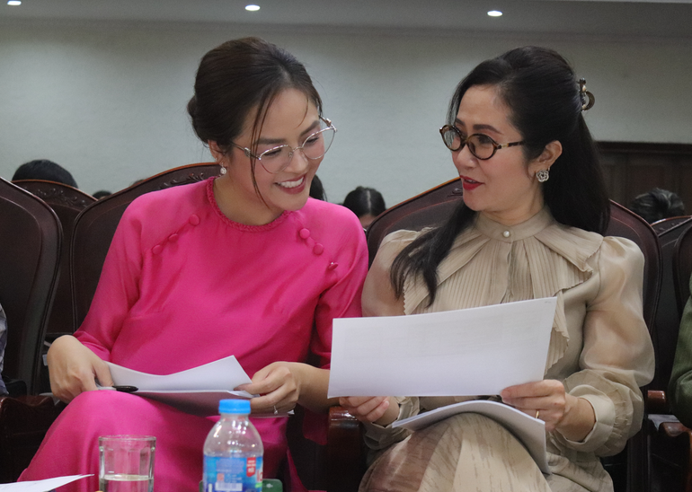 Ban giám khảo gồm những nhà nghiên cứu văn hóa và các nghệ sĩ nổi tiếng.