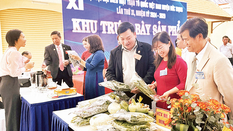 Anh Lưu Lập Đức (thứ 3 bên phải, dân tộc Tày), giám đốc doanh nghiệp và hợp tác xã tại huyện Đức Trọng, Lâm Đồng.