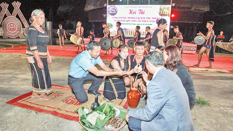 Các đại biểu thưởng thức ẩm thực đặc trưng của đồng bào.