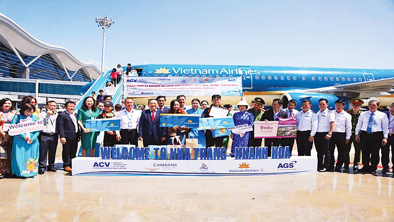 Tỉnh Khánh Hòa tặng quà khách đến từ Incheon (Hàn Quốc) trên chuyến bay VN441. Tỉnh Khánh Hòa tặng quà khách đến từ Incheon (Hàn Quốc) trên chuyến bay VN441.