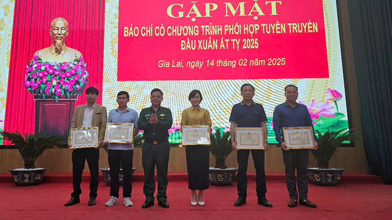 Tặng giấy khen cho các tập thể, cá nhân.