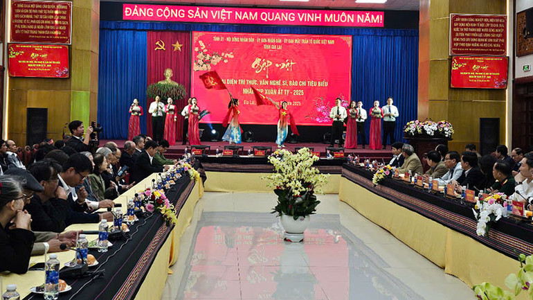 Văn nghệ chào mừng.