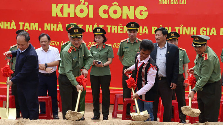 Các đại biểu thực hiện lễ khởi công xây dựng nhà mới cho hộ nghèo trên địa bàn xã Đak Djrăng, huyện Mang Yang.