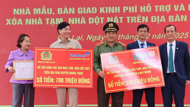 Các đơn vị trên địa bàn tỉnh Gia Lai hỗ trợ kinh phí xóa nhà tạm, nhà dột nát tại buổi lễ.