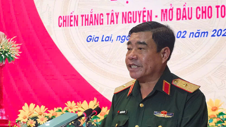 Thiếu tướng Nguyễn Bá Lực - Tư lệnh Quân đoàn 34 phát biểu chào mừng tọa đàm.