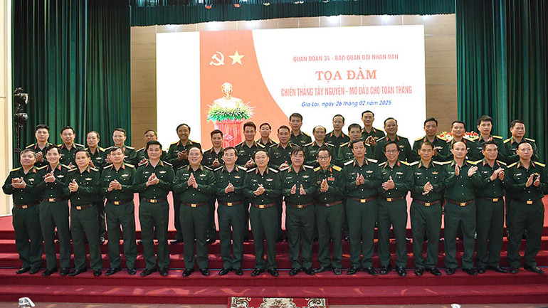 Các đại biểu tham dự tọa đàm chụp ảnh lưu niệm.