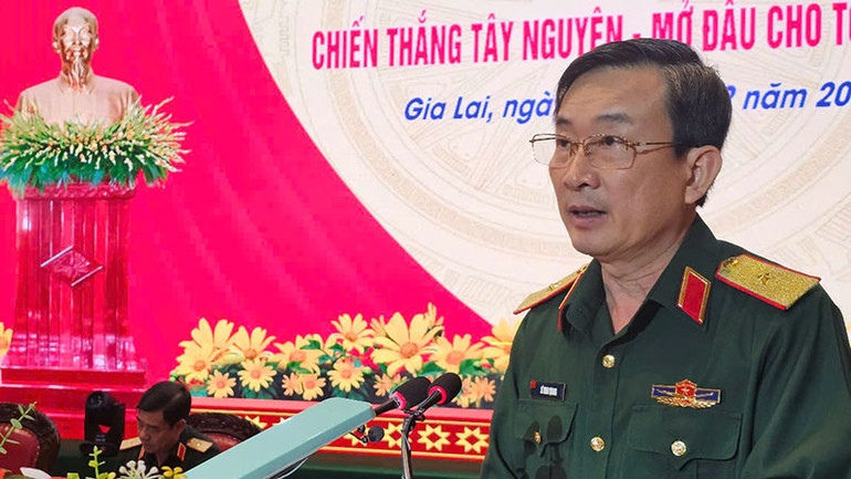 Thiếu tướng Lê Minh Quang - Chính ủy Quân đoàn 34 báo cáo Đề dẫn tọa đàm.