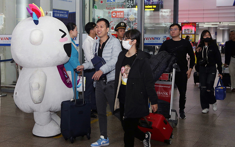 Du khách đến Đà Nẵng trong dịp Tết Dương lịch 2024 tại Sân bay quốc tế Đà Nẵng. (Ảnh TTXVN)