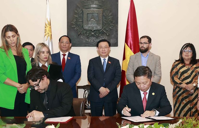 Chủ tịch Quốc hội Vương Đình Huệ chứng kiến Lễ ký ý định thư hợp tác giữa Thành phố Hồ Chí Minh và thành phố Montevideo. (Ảnh: TTXVN)