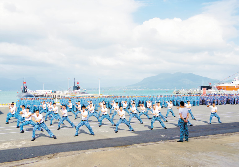 Thủy thủ Tàu ngầm 183 đồng diễn võ thể dục Thủy thủ Tàu ngầm 183 đồng diễn võ thể dục