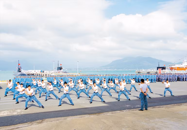 Thủy thủ Tàu ngầm 183 đồng diễn võ thể dục