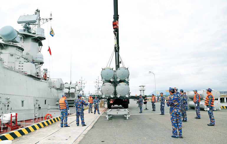 Huấn luyện cẩu nhận tên lửa ở các tàu 12418 Huấn luyện cẩu nhận tên lửa ở các tàu 12418