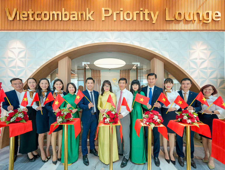 Đại biểu và khách mời chúc mừng lễ khai trương phòng chờ Vietcombank Priority tại Nhà ga T3, Sân bay quốc tế Tân Sơn Nhất, Thành phố Hồ Chí Minh sáng ngày 30/04/2025.