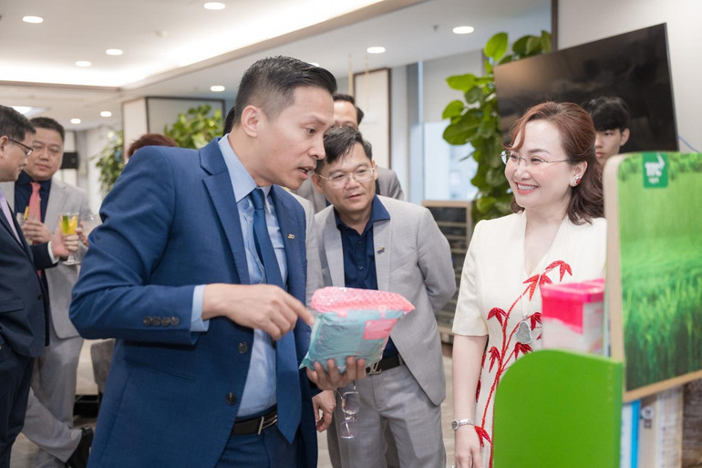 Lãnh đạo hai bên cùng trao đổi về xu hướng các dòng sản phẩm dinh dưỡng có nguồn gốc tự nhiên trong khuôn khổ lễ ký kết hợp tác chiến lược