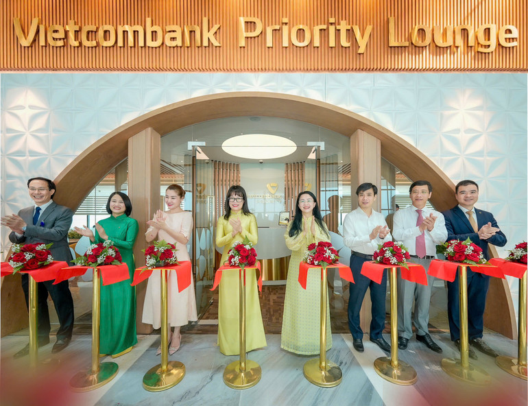 Bà Đoàn Hồng Nhung, thành viên Ban Điều hành, Giám đốc Khối bán lẻ Vietcombank (thứ 5 từ phải sang) cùng đại diện lãnh đạo Tập đoàn Taseco, Taseco Sài Gòn và đại biểu khách mời cắt băng khánh thành phòng chờ Vietcombank Priority tại Nhà ga T3, Sân bay quốc tế Tân Sơn Nhất, Thành phố Hồ Chí Minh sáng ngày 30/04/2025.