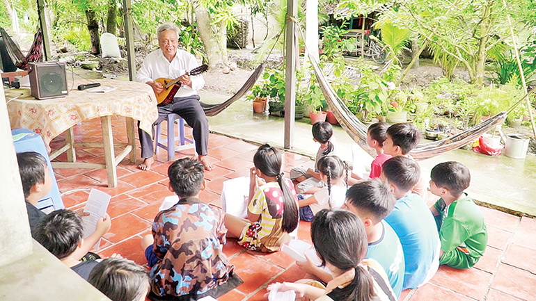 Ông Văn Đình Thanh trong một giờ dạy nhạc miễn phí cho trẻ. Ông Văn Đình Thanh trong một giờ dạy nhạc miễn phí cho trẻ.