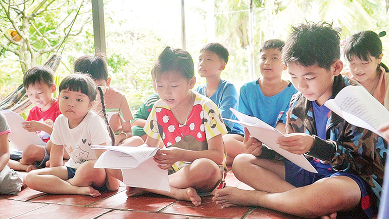 Ông Văn Đình Thanh trong một giờ dạy nhạc miễn phí cho trẻ. Ông Văn Đình Thanh trong một giờ dạy nhạc miễn phí cho trẻ.