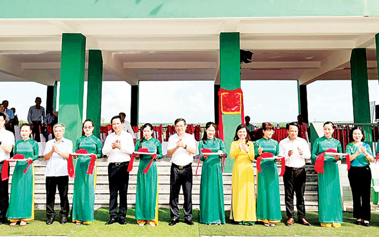 Lãnh đạo BIDV và tỉnh Quảng Trị cắt băng khánh thành, bàn giao Nhà văn hóa cộng đồng tránh lũ cho thôn Vĩnh An, xã Cam Hiếu, huyện Cam Lộ.