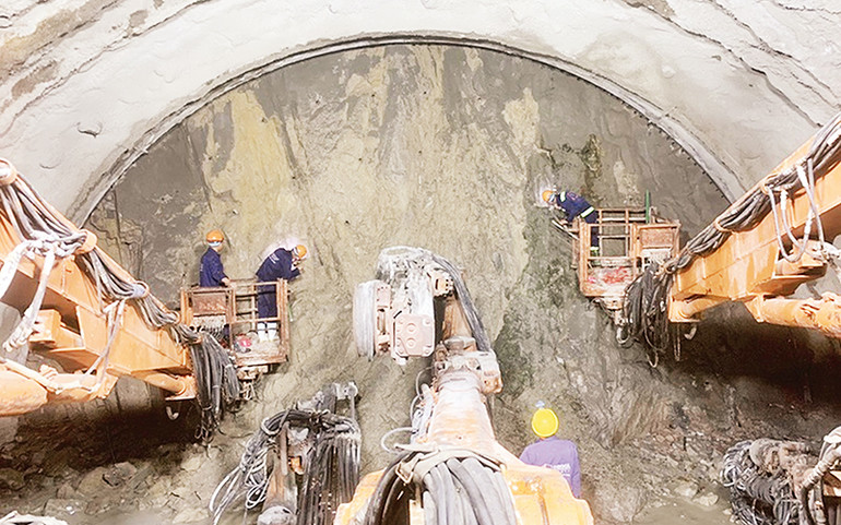 Liên danh nhà thầu do Tập đoàn Đèo Cả đứng đầu đang đẩy nhanh việc đào hầm Phượng Hoàng đường cao tốc Khánh Hòa-Buôn Ma Thuột.