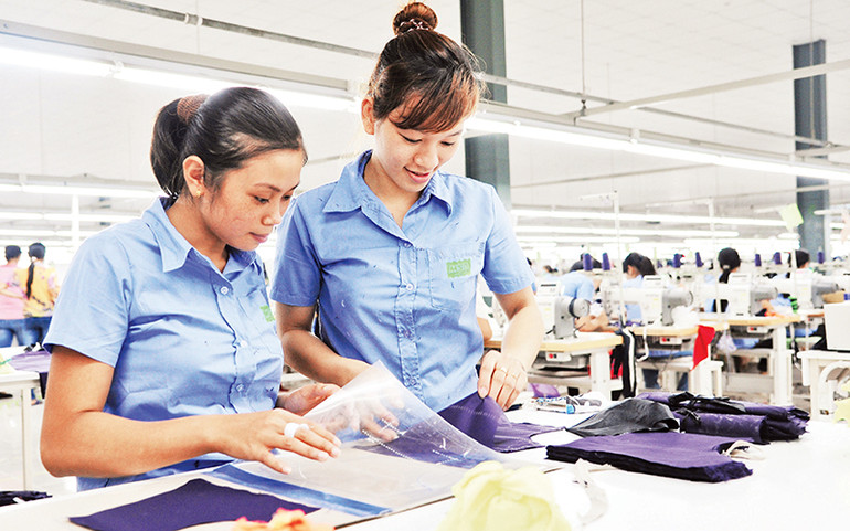 Công nhân Công ty may MSAYB (Tuyên Quang) may áo xuất khẩu. (Ảnh ĐỨC ANH)