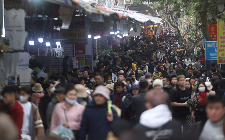 Biển người tham gia lễ hội chùa Hương (Hà Nội).