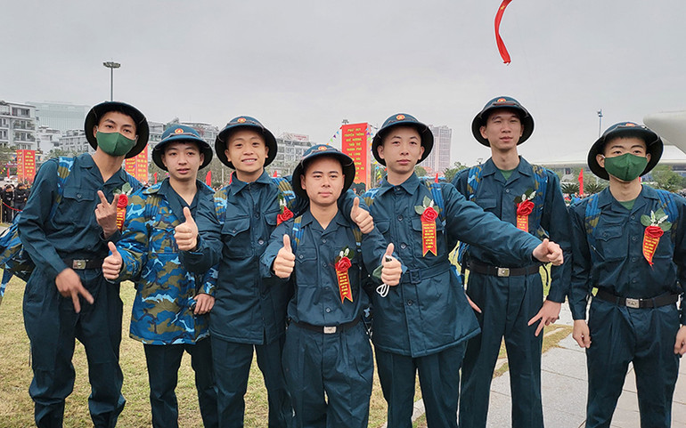 Các tân binh ở xã Thống Nhất, phường Hoành Bồ, thành phố Hạ Long, tỉnh Quảng Ninh, phấn khởi, tự hào được khoác lên mình bộ quân phục.
