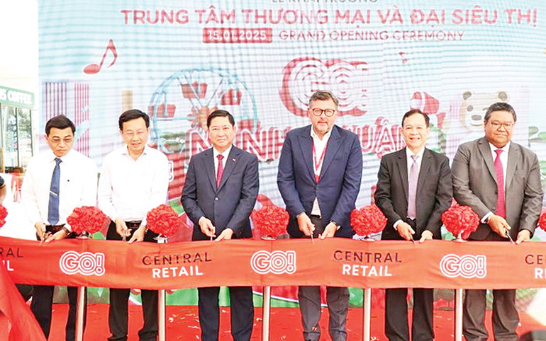 Các đồng chí lãnh đạo tỉnh Ninh Thuận và Tập đoàn Central Retail Việt Nam thực hiện nghi thức cắt băng khai trương. (Ảnh QUỲNH TRANG)