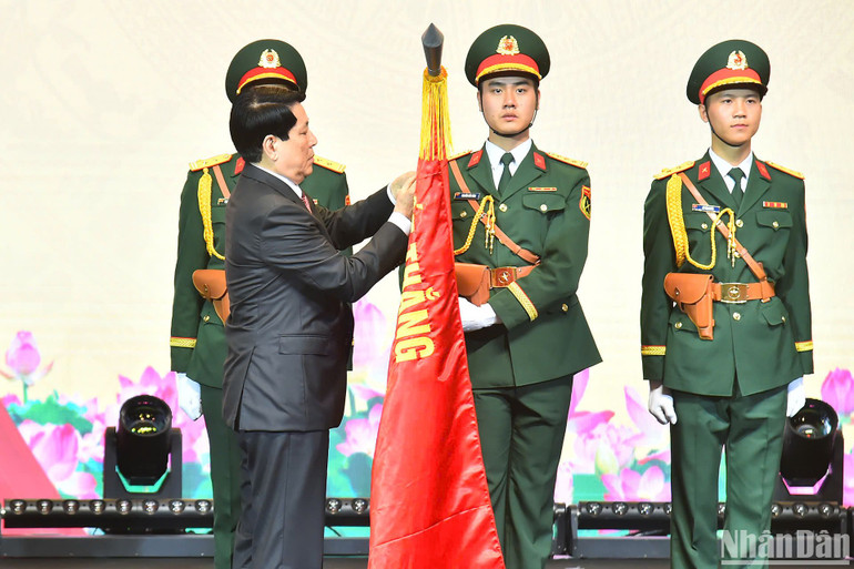 Chủ tịch nước Lương Cường trao danh hiệu Anh hùng Lực lượng vũ trang nhân dân cho Viện Hàng không vũ trụ Viettel.