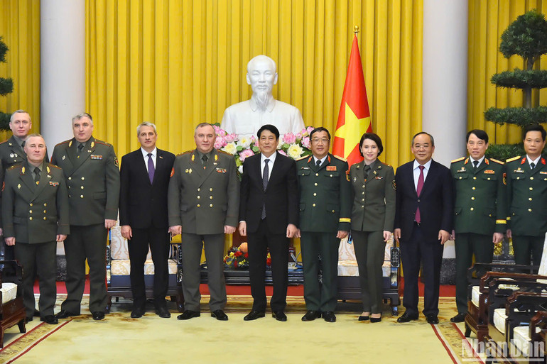 Các đại biểu tham dự buổi tiếp.