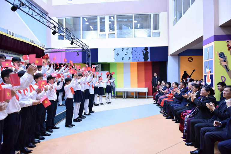 Học sinh nhà trường biểu diễn văn nghệ chào mừng Tổng Bí thư, Chủ tịch nước đến thăm trường. (Ảnh: NGUYỄN HỒNG) Học sinh nhà trường biểu diễn văn nghệ chào mừng Tổng Bí thư, Chủ tịch nước đến thăm trường. (Ảnh: NGUYỄN HỒNG)