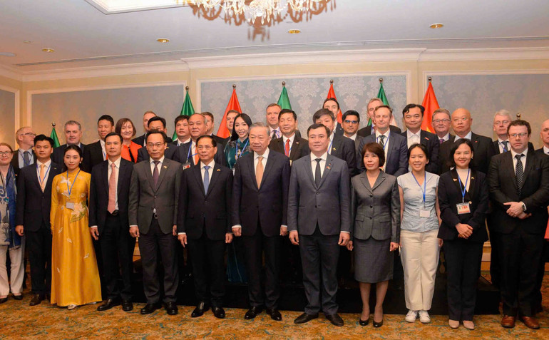 Tổng Bí thư, Chủ tịch nước Tô Lâm với các đại biểu cơ quan, doanh nghiệp Việt Nam và Ireland.