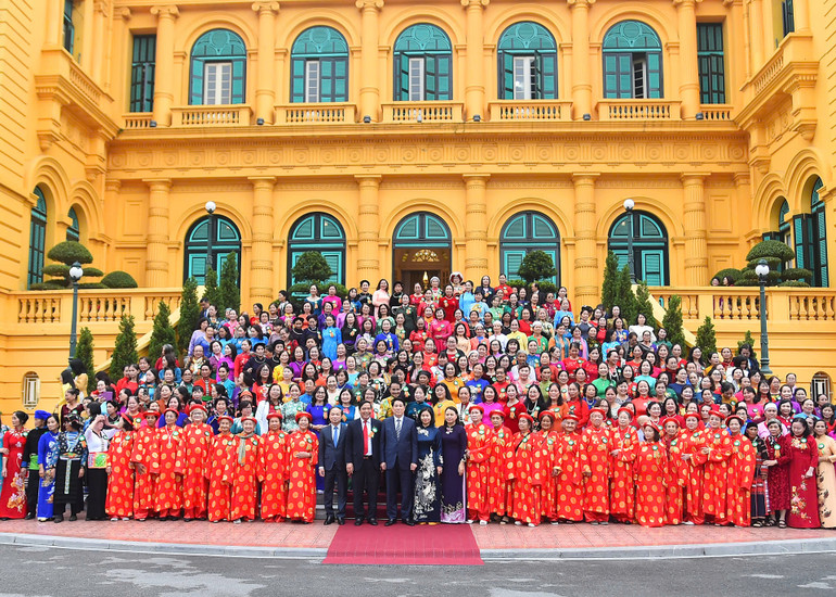 Chủ tịch nước Lương Cường và các đại biểu phụ nữ cao tuổi tiêu biểu.