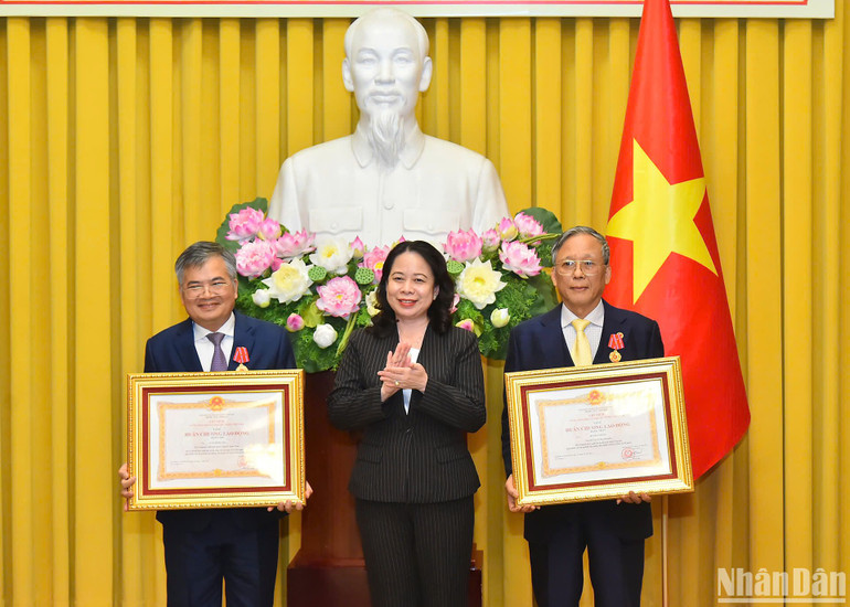 Phó Chủ tịch nước Võ Thị Ánh Xuân trao tặng Huân chương Lao động cho cán bộ có thành tích xuất sắc.