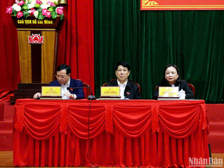 Chủ tịch nước và các đại biểu chủ trì tại buổi tiếp xúc cử tri. Chủ tịch nước và các đại biểu chủ trì tại buổi tiếp xúc cử tri.