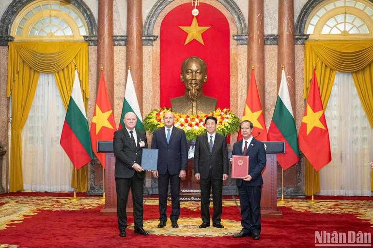 Chủ tịch nước Lương Cường và Tổng thống Rumen Radev chứng kiến lễ trao các văn kiện hợp tác.