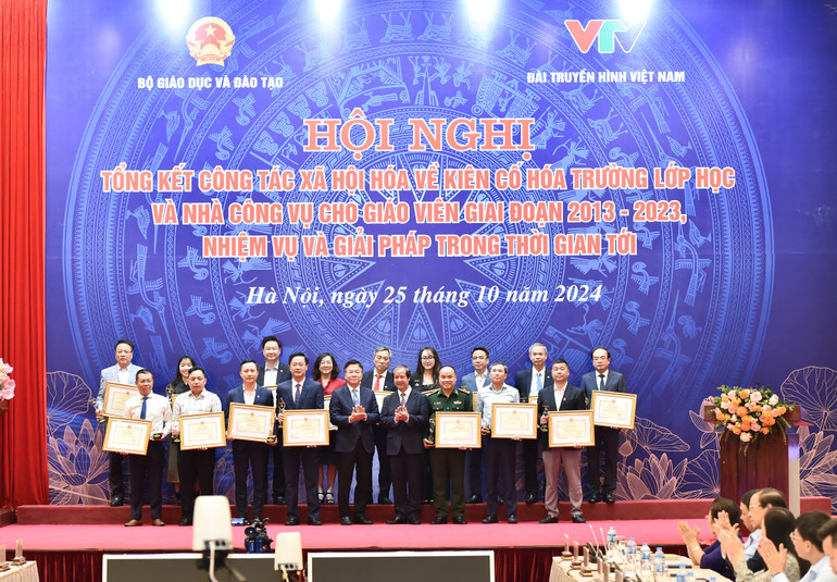 Khen thưởng các doanh nghiệp, tổ chức, cá nhân có đóng góp tích cực vào công tác xã hội hóa trường lớp học, nhà công vụ giáo viên.