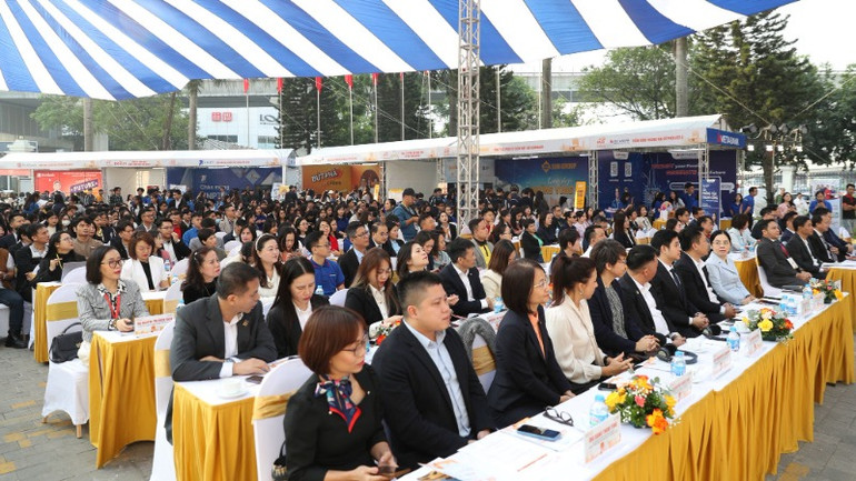 Ngày hội thu hút hàng chục nhà tuyển dụng, hàng nghìn sinh viên tham dự