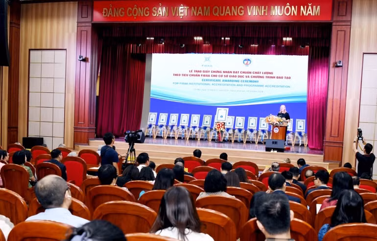 Toàn cảnh buổi trao chứng nhận.