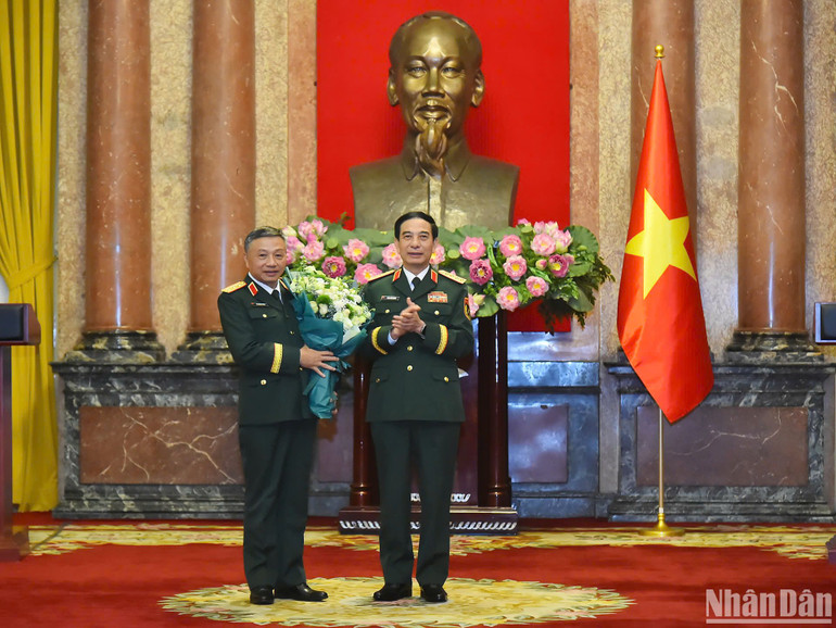 Đại tướng Phan Văn Giang, Bộ trưởng Quốc phòng tặng hoa chúc mừng Thượng tướng Lê Quang Minh.