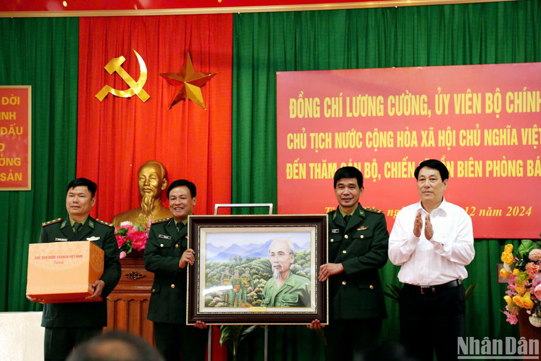 Chủ tịch nước Lương Cường tặng quà cán bộ, chiến sĩ Đồn Biên phòng Bát Mọt. Chủ tịch nước Lương Cường tặng quà cán bộ, chiến sĩ Đồn Biên phòng Bát Mọt.