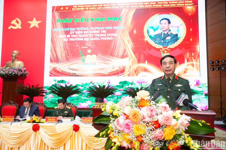 Bộ trưởng Quốc phòng Phan Văn Giang phát biểu khai mạc hội thảo. Bộ trưởng Quốc phòng Phan Văn Giang phát biểu khai mạc hội thảo.