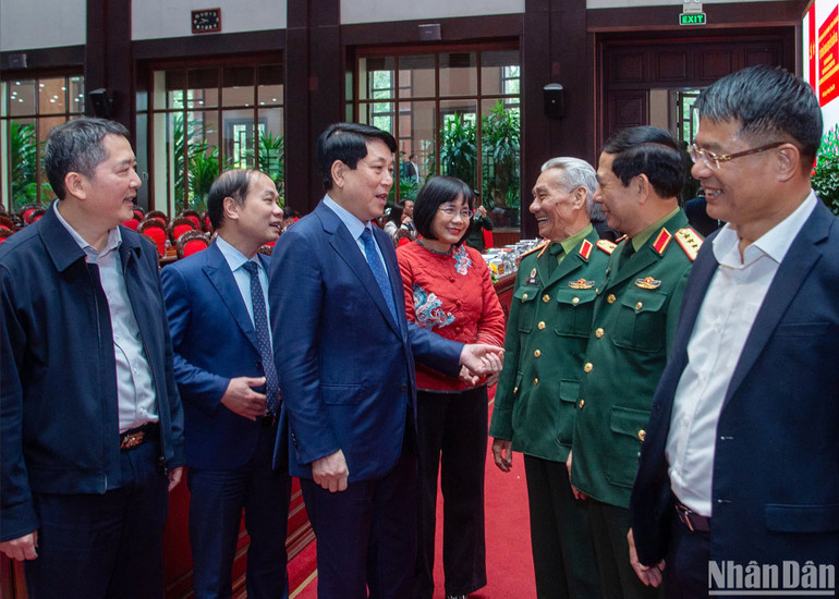 Chủ tịch nước Lương Cường trao đổi cùng các đại biểu dự hội thảo. Chủ tịch nước Lương Cường trao đổi cùng các đại biểu dự hội thảo.