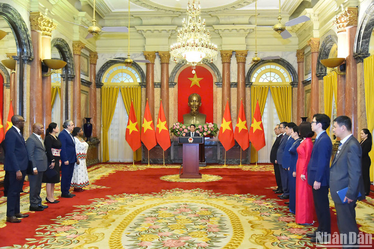 Chủ tịch nước tiếp Đại sứ Zimbabwe và Đại sứ Bolivia tại Việt Nam.